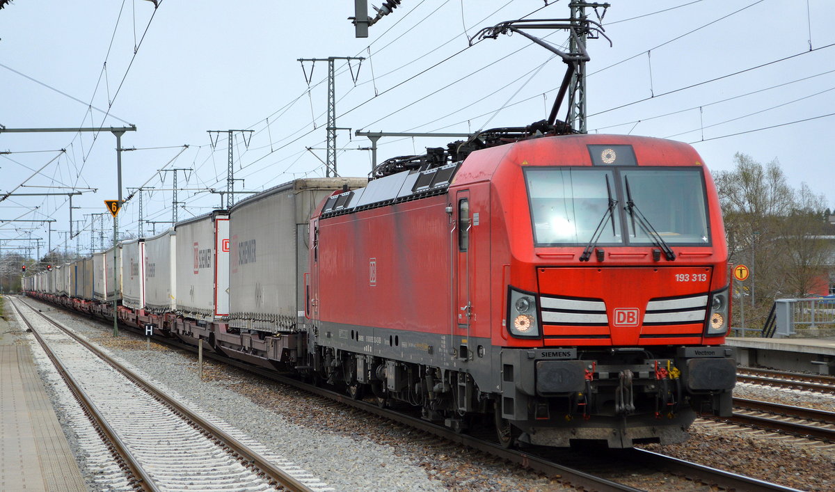 DB Cargo AG [D] mit  193 313  [NVR-Nummer: 91 80 6193 313-4 D-DB] d Taschenwagenzug am 15.04.21 Durchfahrt Bf. Golm (Potsdam).