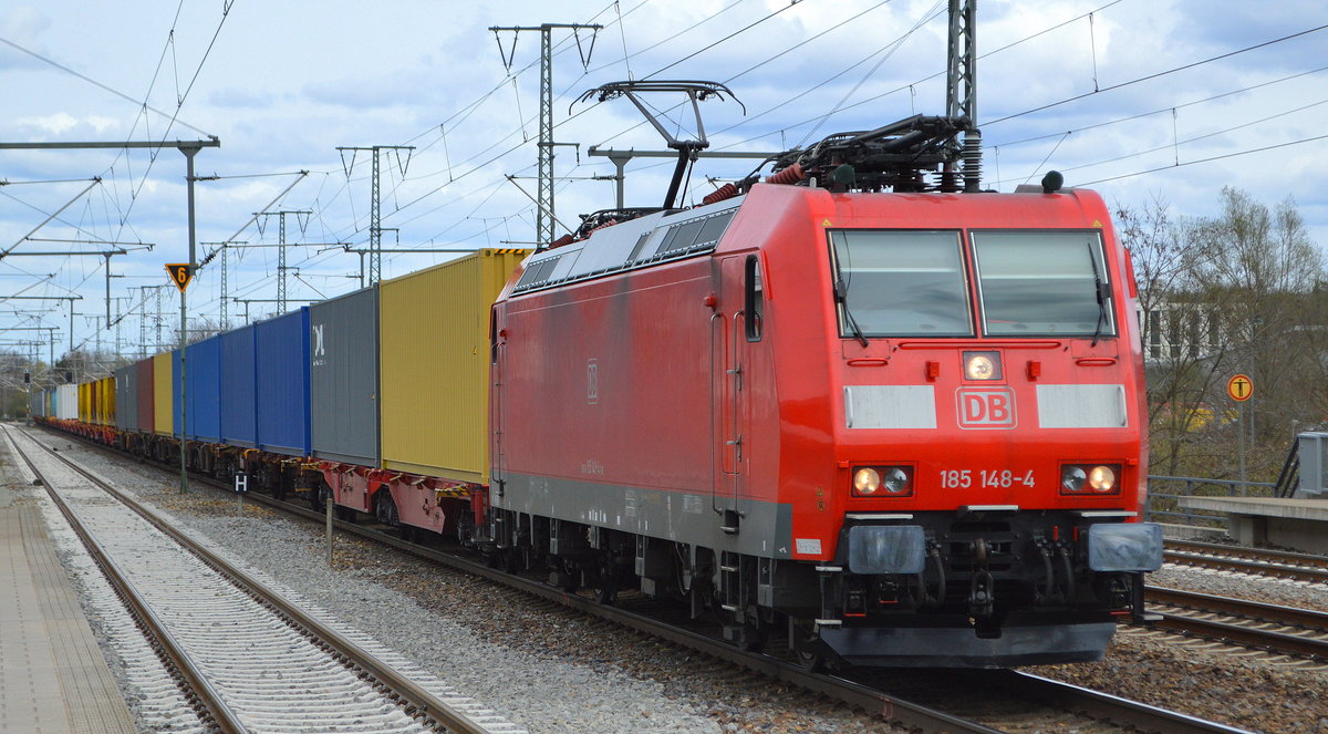 DB Cargo AG [D] mit  185 148-4  [NVR-Nummer: 91 80 6185 148-4 D-DB] und Containerzug am 15.04.21 Durchfahrt Bf. Golm (Potsdam).