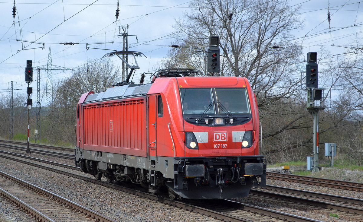 DB Cargo AG [D] mit der Schnapszahl auf den Gleisen  187 187  [NVR-Nummer: 91 80 6187 187-0 D-DB] am 13.04.21 Durchfahrt Bf. Saarmund.