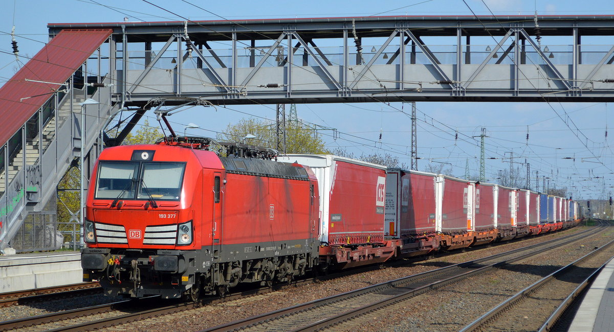 DB Cargo AG [D] mit  193 377  [NVR-Nummer: 91 80 6193 377-9 D-DB] und Taschenwagenzug am 20.04.21 Durchfahrt Bf. Saarmund.