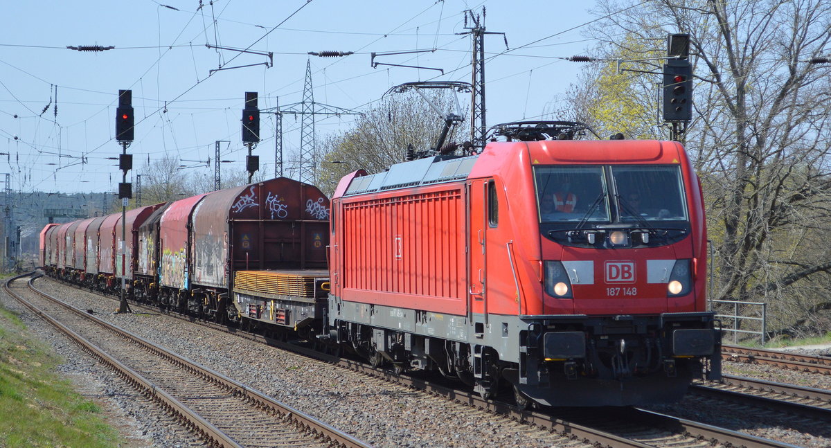 DB Cargo AG [D] mit  187 148  [NVR-Nummer: 91 80 6187 148-2 D-DB] und gemischten Güterzug am 20.04.21 Durchfahrt Bf. Saarmund.