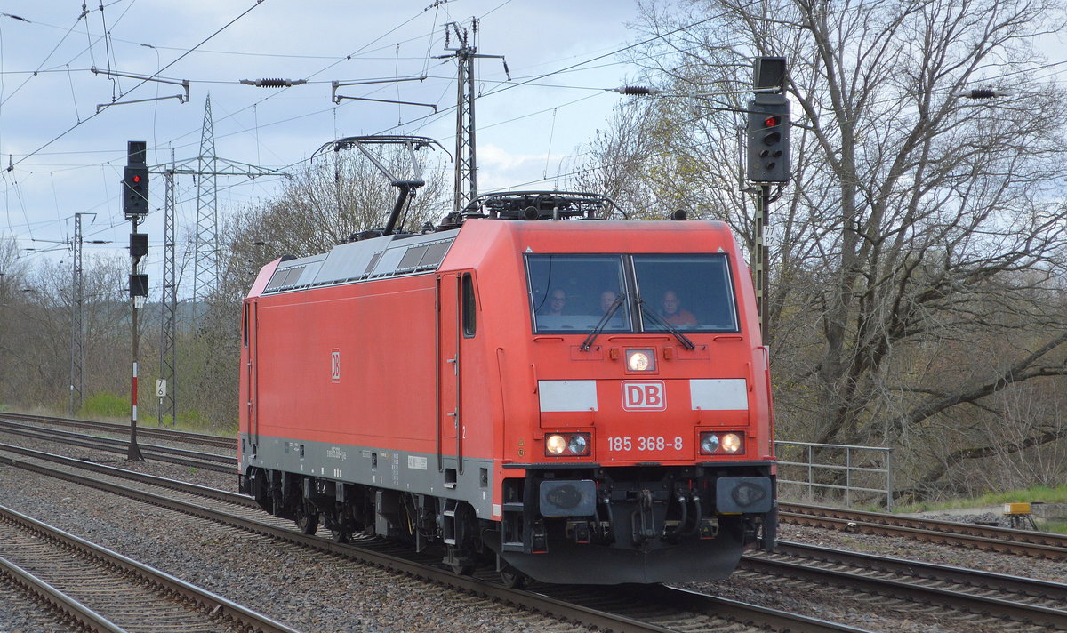 DB Cargo AG [D] mit  185 368-8  [NVR-Nummer: 91 80 6185 368-8 D-DB] am 13.04.21 Durchfahrt Bf. Saarmund.