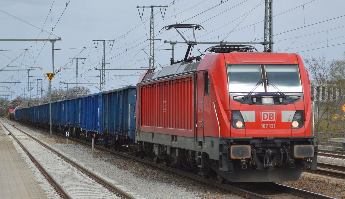 DB Cargo AG [D] mit  187 131  [NVR-Nummer: 91 80 6187 131-8 D-DB] und gemischtem Güterzug + hinten dran noch  298 329-4  am 15.04.21 Durchfahrt Bf. Golm (Potsdam).