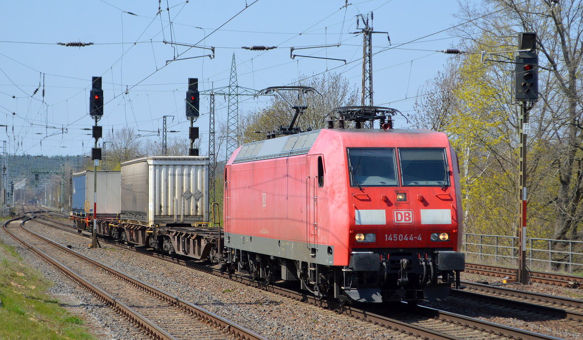 DB Cargo AG [D] mit  145 044-4  [NVR-Nummer: 91 80 6145 044-4 D-DB] und einigen Taschenwagen als Übergabezug ab Rbf. Seddin am 20.04.21 Durchfahrt Bf. Saarmund.
