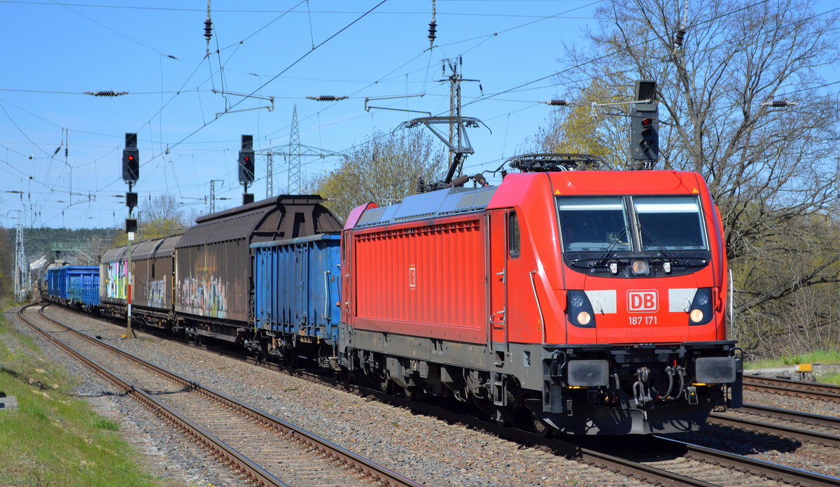 DB Cargo AG [D] mit  187 171  [NVR-Nummer: 91 80 6187 171-4 D-DB] und gemischtem Güterzug am 27.04.21 Durchfahrt Bf. Saarmund.