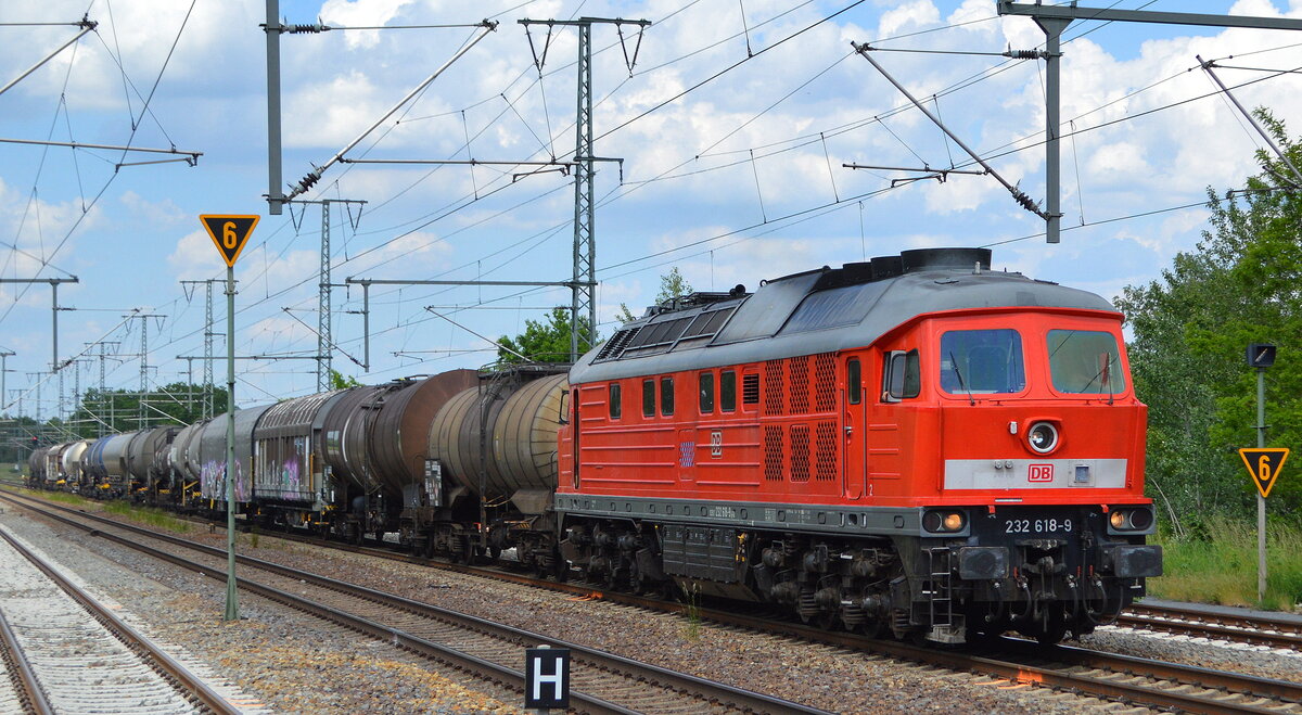 DB Cargo AG (D) mit  232 618-9  [NVR-Nummer: 92 80 1232 618-9 D-DB] und einem gemischten Güterzug am 02.06.21 Durchfahrt Bf. Golm (Potsdam).