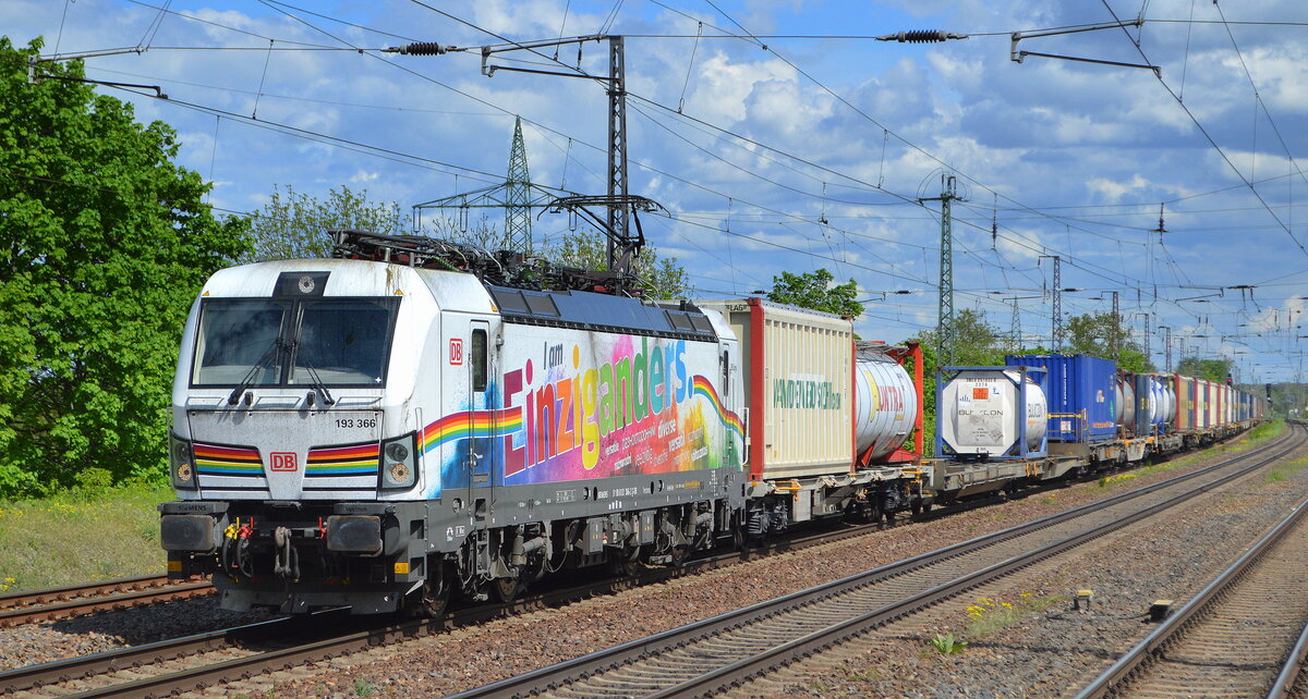 DB Cargo AG [D] mit  193 366  [NVR-Nummer: 91 80 6193 366-2 D-DB] und Containerzug am 17.05.21 Durchfahrt Bf. Saarmund.