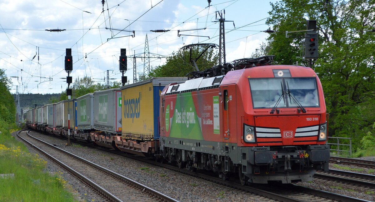 DB Cargo AG [D] mit  193 310  [NVR-Nummer: 91 80 6193 310-0 D-DB] und Taschenwagenzug am 17.05.21 Durchfahrt Bf. Saarmund.