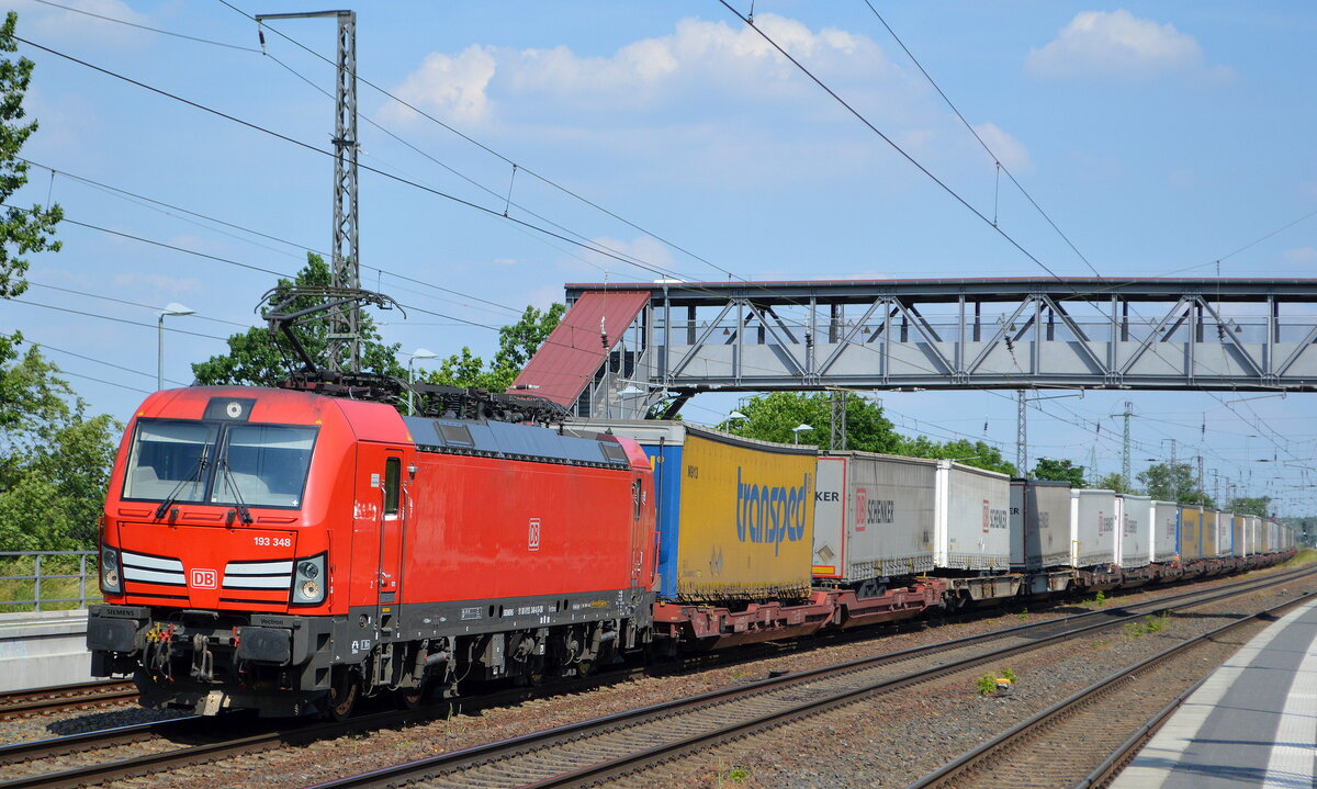 DB Cargo AG [D] mit  193 348  [NVR-Nummer: 91 80 6193 348-0 D-DB] und Taschenwagenzug am 10.06.21 Durchfahrt Bf. Saarmund.