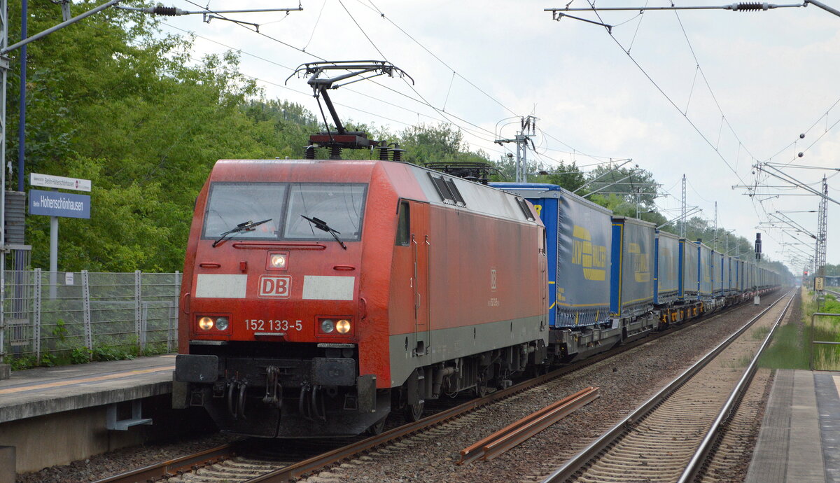 DB Cargo AG [D] mit  152 133-5  [NVR-Nummer: 91 80 6152 133-5 D-DB] und Taschenwagenzug am 12.07.21 Durchfahrt Bf. Berlin Hohenschönhausen.