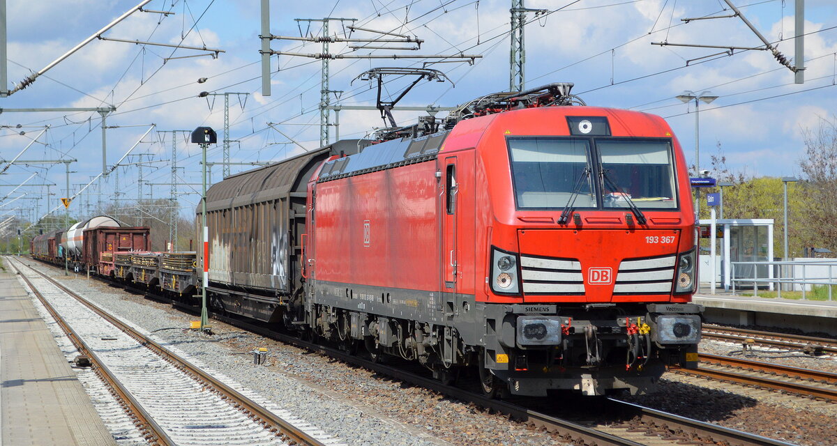 DB Cargo AG [D] mit  193 367  [NVR-Nummer: 91 80 6193 367-0 D-DB] und gemischtem Güterzug am 06.05.21 Durchfahrt Bf. Golm (Potsdam).