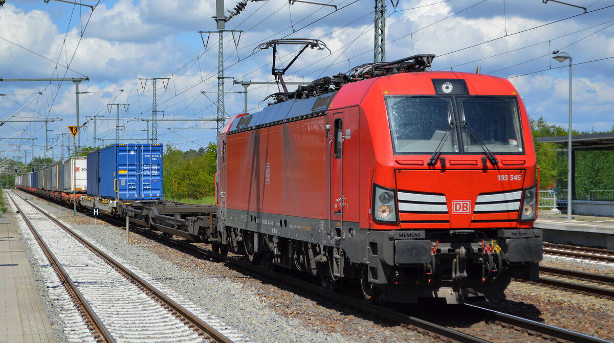 DB Cargo AG [D] mit  193 345  [NVR-Nummer: 91 80 6193 345-6 D-DB] und Containerzug am 19.05.21 Durchfahrt Bf. Golm (Potsdam).