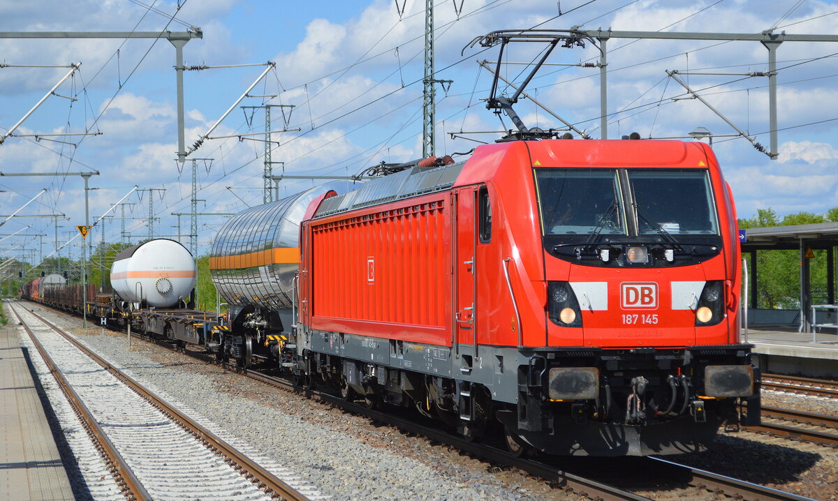 DB Cargo AG [D] mit  187 145  [NVR-Nummer: 91 80 6187 145-8 D-DB] und gemischtem Güterzug am 19.05.21 Durchfahrt Bf. Golm (Potsdam).