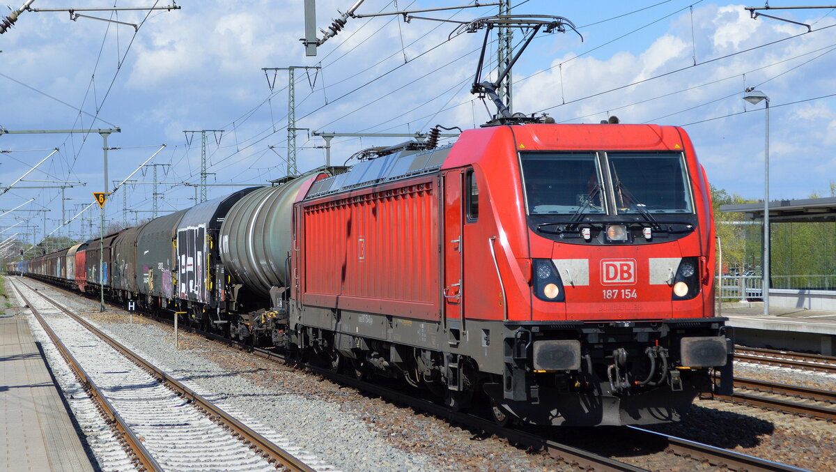 DB Cargo AG [D] mit  187 154  [NVR-Nummer: 91 80 6187 154-0 D-DB] und gemischtem Güterzug am 05.05.21 Durchfahrt Bf. Golm (Potsdam). 