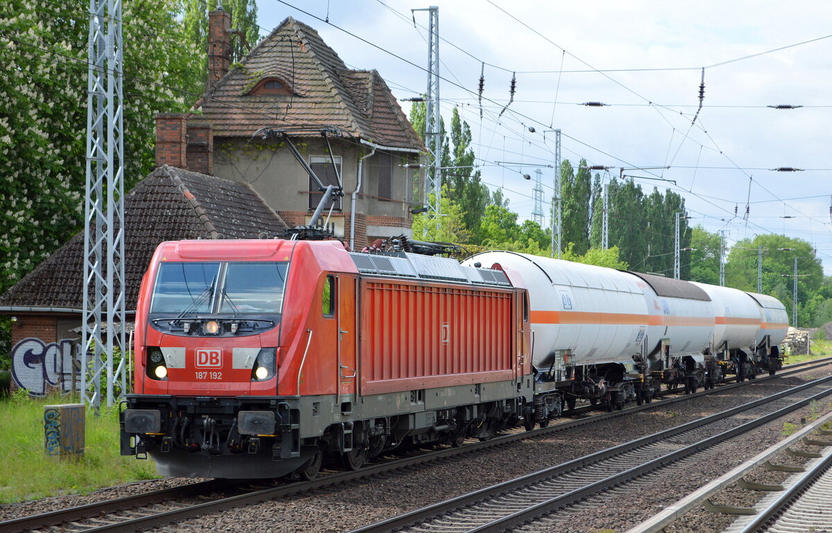 DB Cargo AG [D] mit  187 192  [NVR-Nummer: 91 80 6187 192-0 D-DB] und vier Druckgaskesselwagen Richtung Stendell am 26.05.21 Berlin Buch.