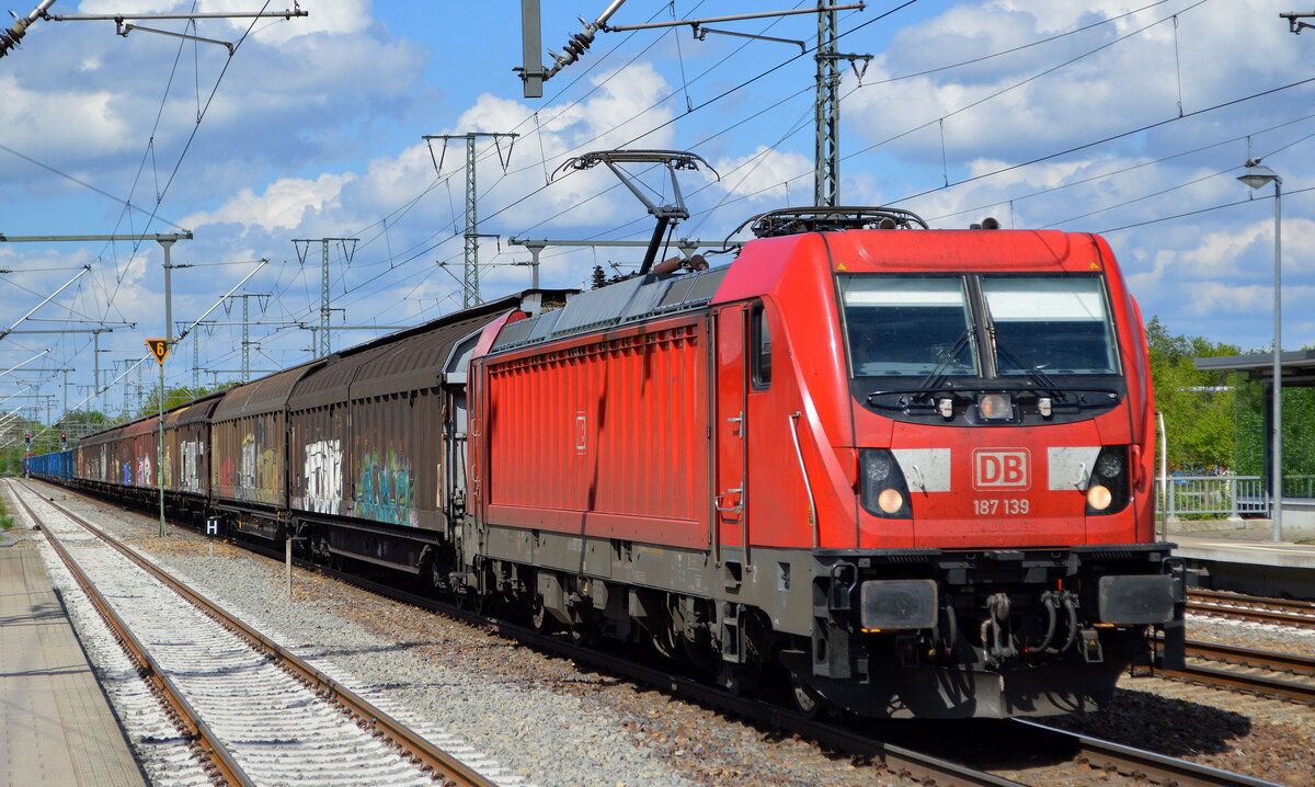 DB Cargo AG [D] mit  187 139  [NVR-Nummer: 91 80 6187 139-1 D-DB] und gemischtem Güterzug am 19.05.21 Durchfahrt Bf. Golm (Potsdam).