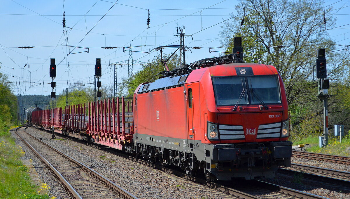 DB Cargo AG [D] mit  193 369  [NVR-Nummer: 91 80 6193 369-6 D-DB] und gemischtem Güterzug am 10.05.21 Durchfahrt Bf. Saarmund.