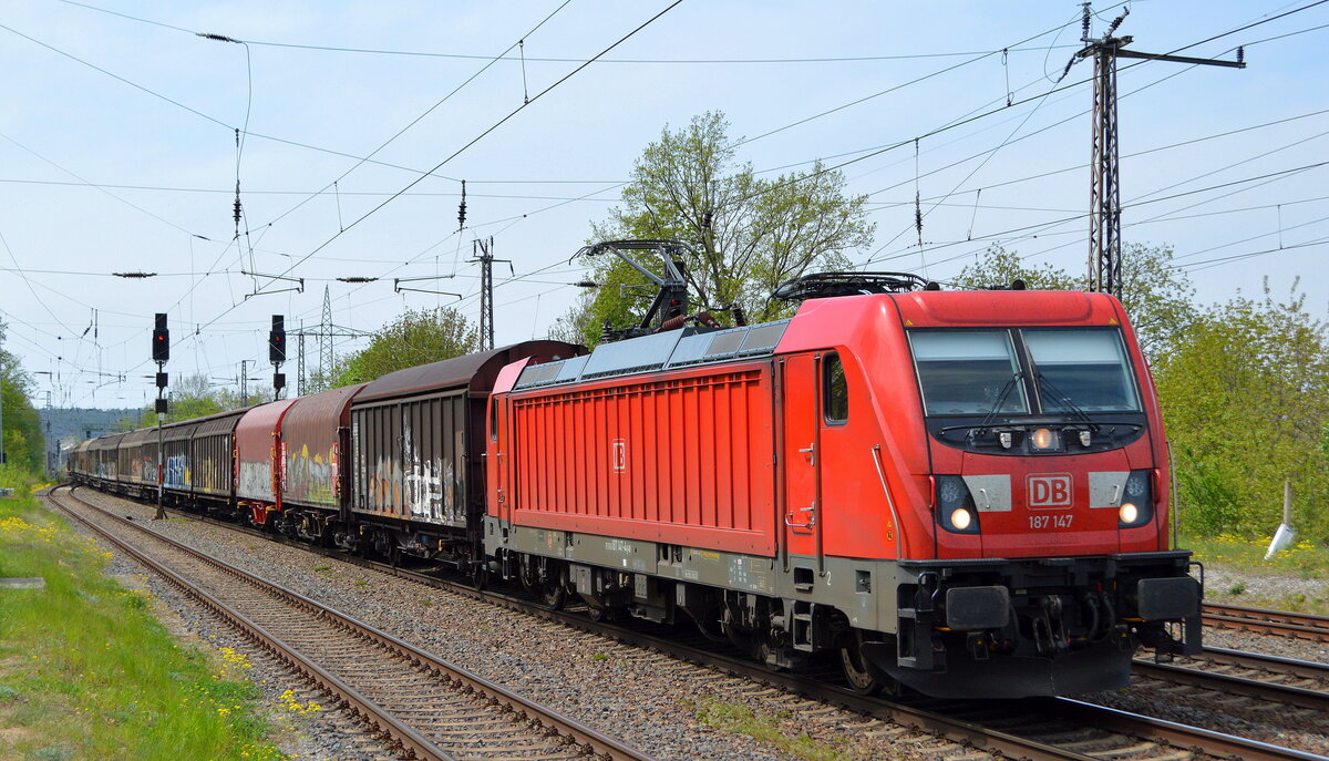 DB Cargo AG [D] mit  187 147  [NVR-Nummer: 91 80 6187 147-4 D-DB] und gemischtem Güterzug am 11.05.21 Durchfahrt Bf. Saarmund.