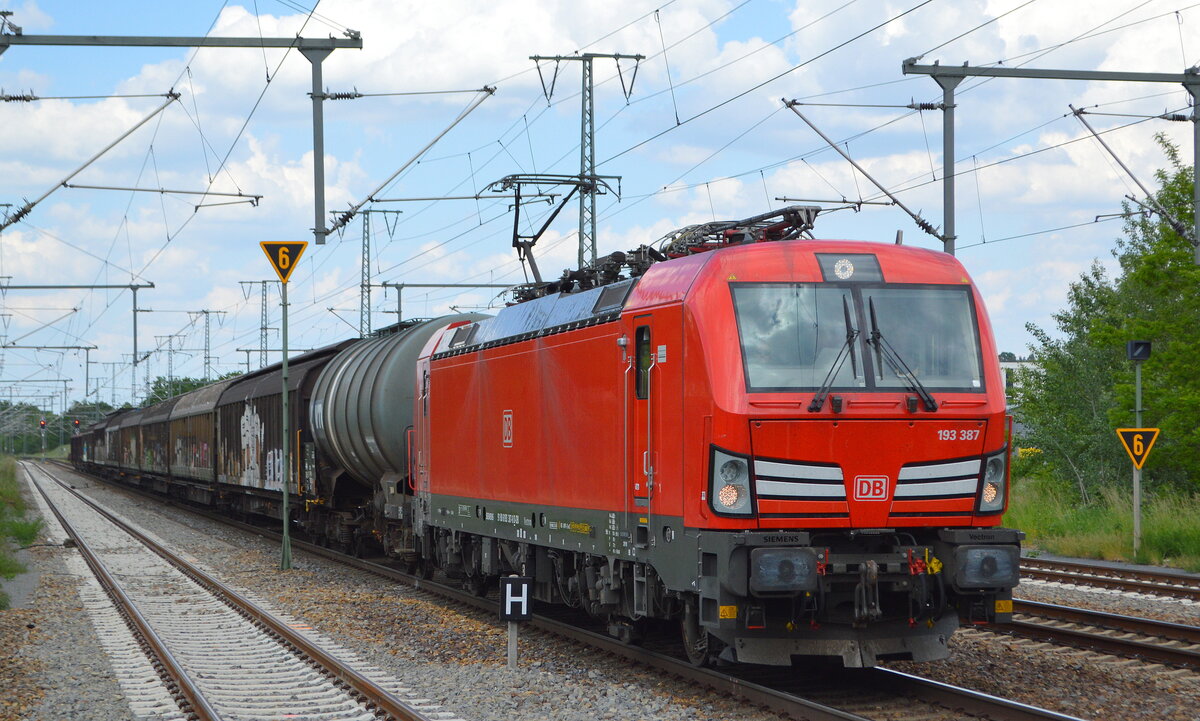 DB Cargo AG [D] mit  193 387  [NVR-Nummer: 91 80 6193 387-8 D-DB] und gemischten Güterzug am 02.06.21 Durchfahrt Bf. Golm (Potsdam).