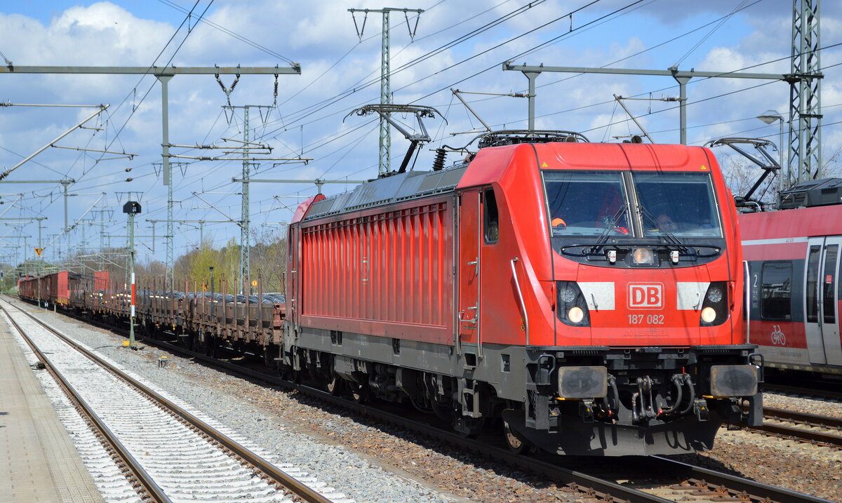 DB Cargo AG [D] mit  187 082  [NVR-Nummer: 91 80 6187 082-3 D-DB] und gemischtem Güterzug und hinten dran eine 298ér am 05.05.21 Durchfahrt Bf. Golm (Potsdam).