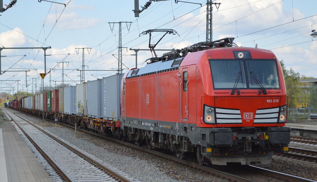 DB Cargo AG [D] mit  193 370  [NVR-Nummer: 91 80 6193 370-4 D-DB] und gemischtem Güterzug am  am 06.05.21 Durchfahrt Bf. Golm (Potsdam).
