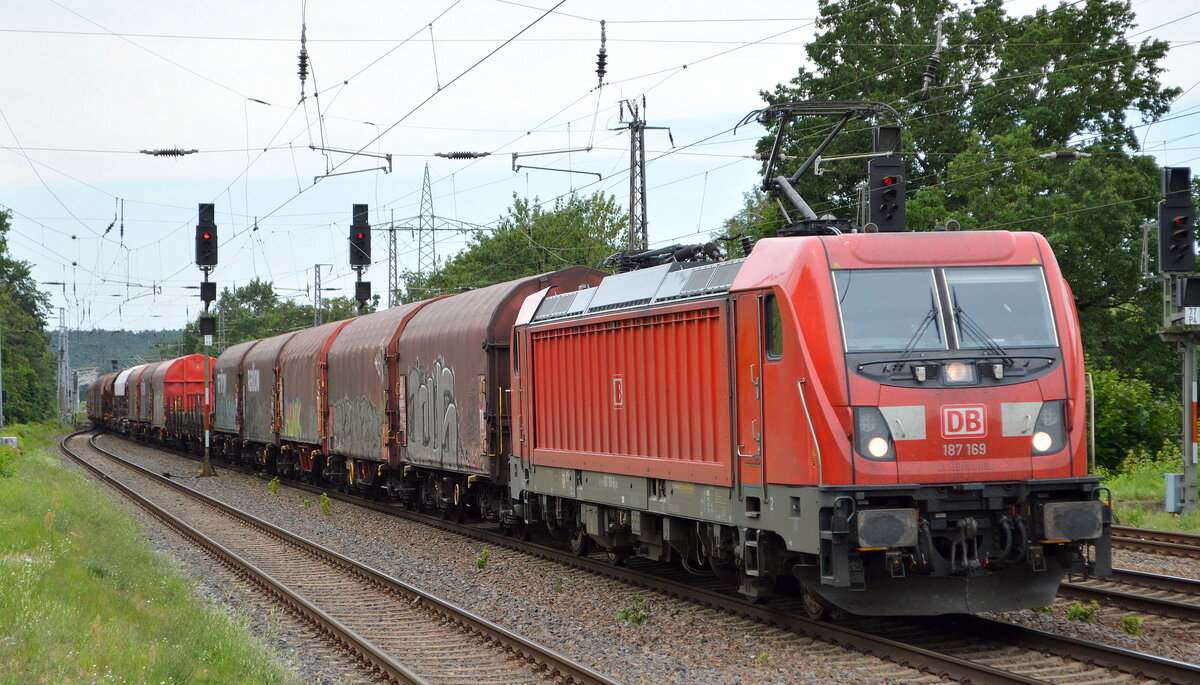 DB Cargo AG [D] mit  187 169  [NVR-Nummer: 91 80 6187 169-8 D-DB] und gemischtem Güterzug am 28.07.21 Durchfahrt Bf. Saarmund.