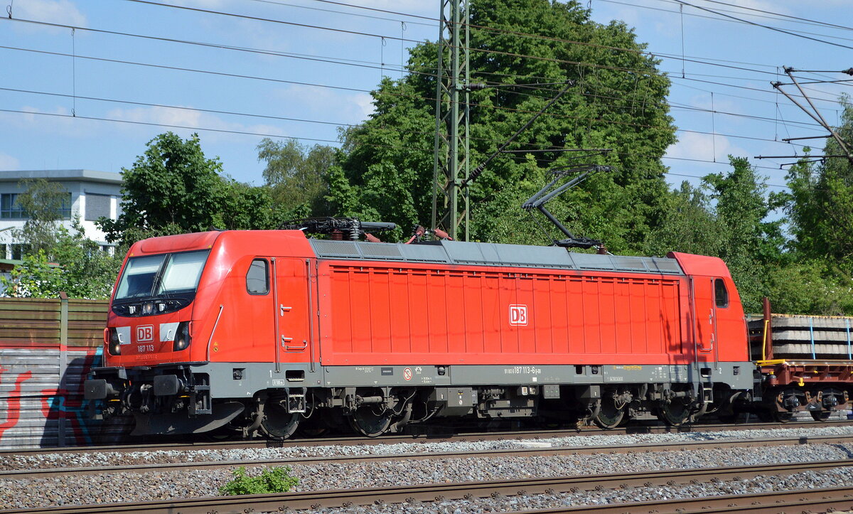 DB Cargo AG [D] mit  187 113  [NVR-Nummer: 91 80 6187 113-6 D-DB] und einem Ganzzug Oberbaustoffwagen (Bahnschwellen) am 16.06.21 Vorbeifahrt Bf. Hamburg-Harburg. 