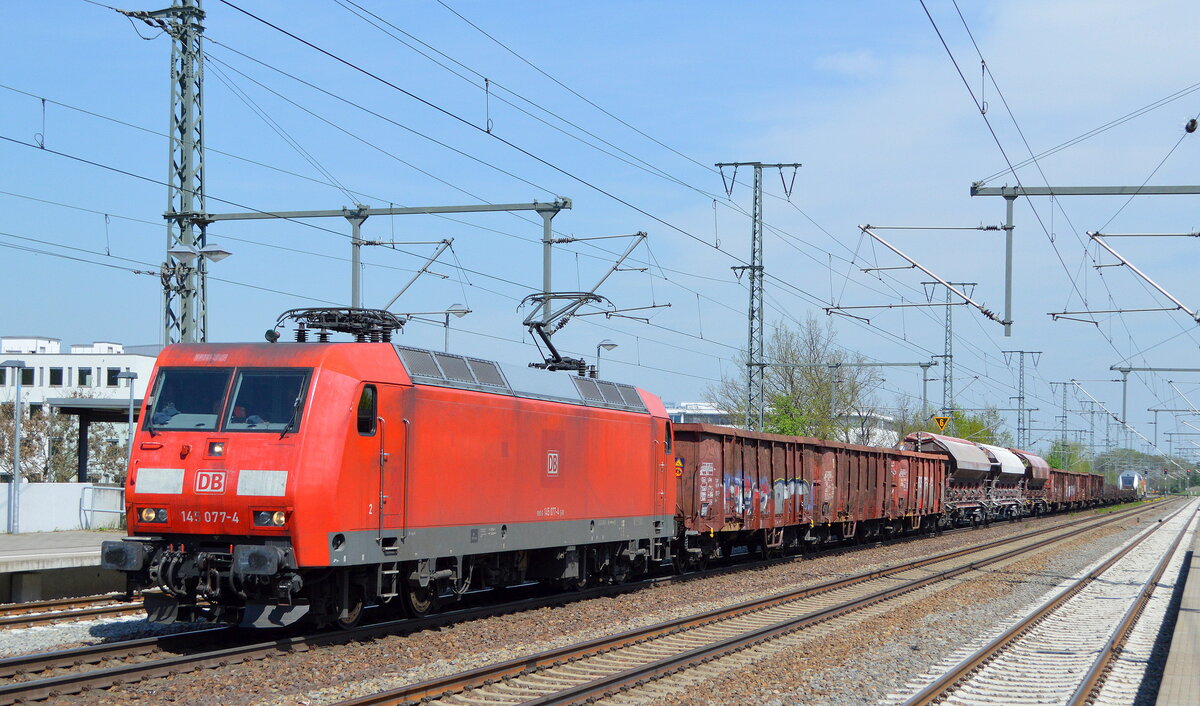 DB Cargo AG [D]  mit  145 077-4  [NVR-Nummer: 91 80 6145 077-4 D-DB] und gemischtem Güterzug, einschl. metronom Steuerwagen am 11.05.21 Durchfahrt Bf. Golm (Potsdam).