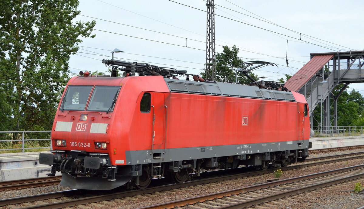 DB Cargo AG [D] mit  185 032-0  [NVR-Nummer: 91 80 6185 032-0 D-DB] am 28.07.21 Durchfahrt Bf. Saarmund.