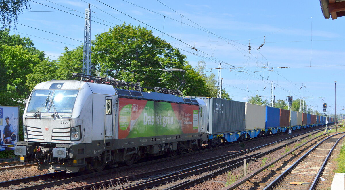 DB Cargo AG [D] mit  193 361  [NVR-Nummer: 91 80 6193 361-3 D-DB] und Containerzug Richtung Frankfurt/Oder am 06.08.21 Berlin Hirschgarten. 