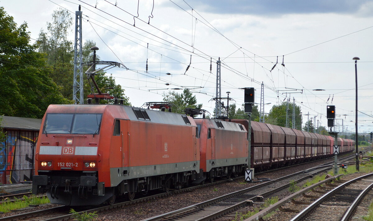 DB Cargo AG [D] mit der Doppeltraktion  152 021-2  [NVR-Nummer: 91 80 6152 021-2 D-DB] +  152 038-6  [NVR-Nummer: 91 80 6152 038-6 D-DB] mit der Erzzug aus Hamburg Richtung Ziltendorf EKO am 07.08.21 Berlin Hirschgarten.