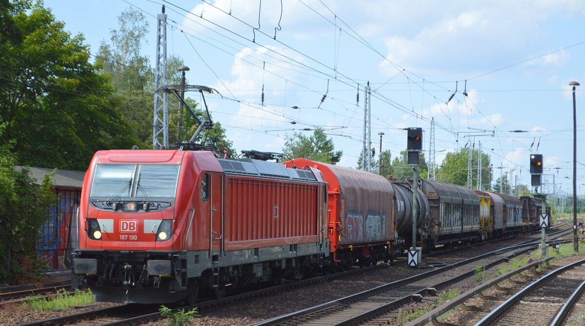DB Cargo AG [D] mit  187 190  [NVR-Nummer: 91 80 6187 190-4 D-DB] und gemischtem Güterzug am 06.08.21 Berlin Hirschgarten.