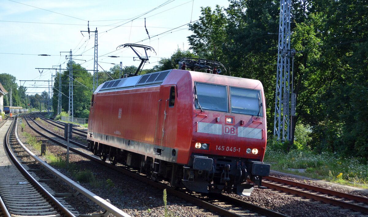 DB Cargo AG [D] mit  145 045-1  [NVR-Nummer: 91 80 6145 045-1 D-DB] am 12.08.21 Berlin Buch.