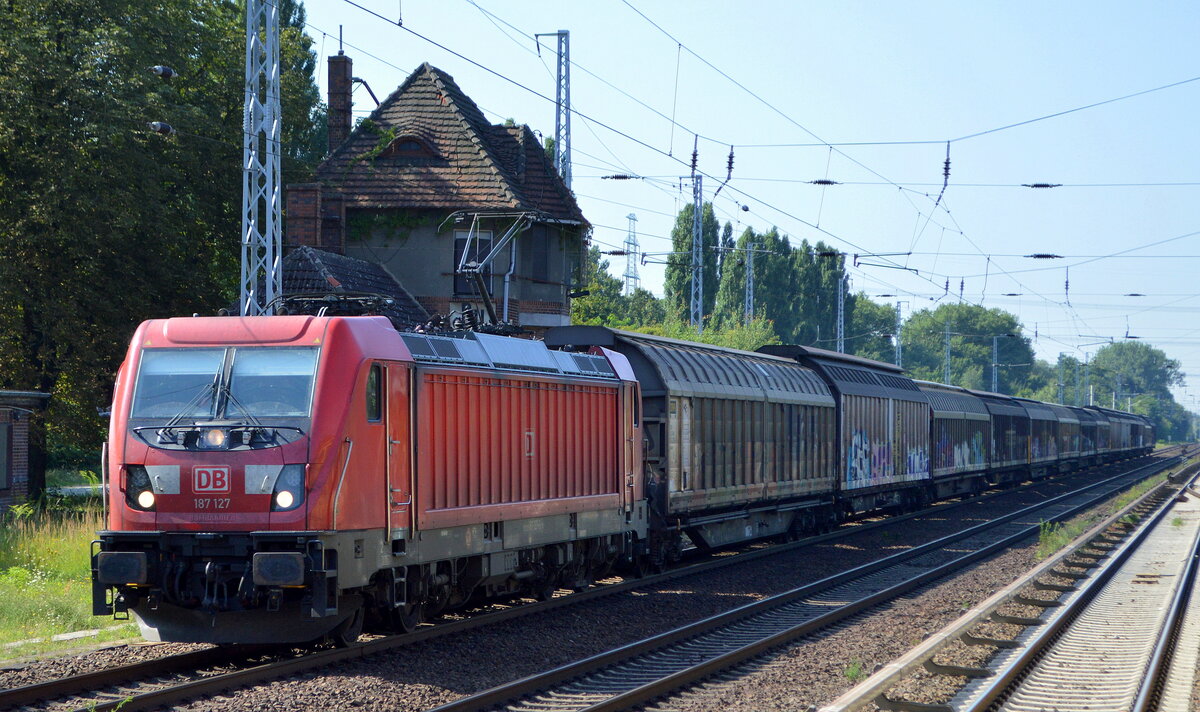 DB Cargo AG [D] mit  187 127  [NVR-Nummer: 91 80 6187 127-6 D-DB] und einem Ganzzug Schiebewandwagen am 13.08.21 Berlin Buch.
