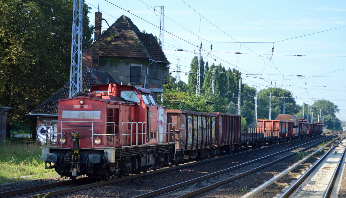 DB Cargo AG (D) mit  298 316-1  [NVR-Nummer: 98 80 3298 316-1 D-DB] und einigen Güterwagen am 12.08.21 Berlin Buch.