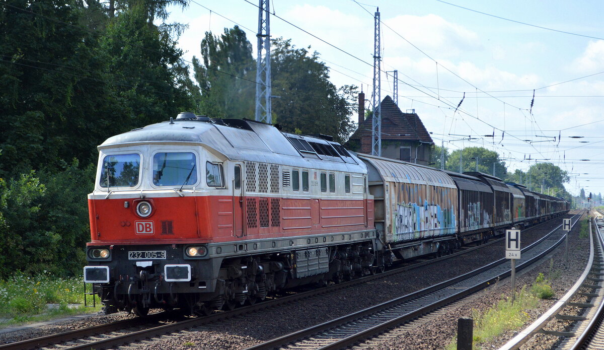 DB Cargo AG (D) mit  232 005-9  (NVR-Nummer  92 80 1232 005-9 D-DB ) und einem Ganzzug Schiebewandwagen am 16.08.21 Berlin Buch.