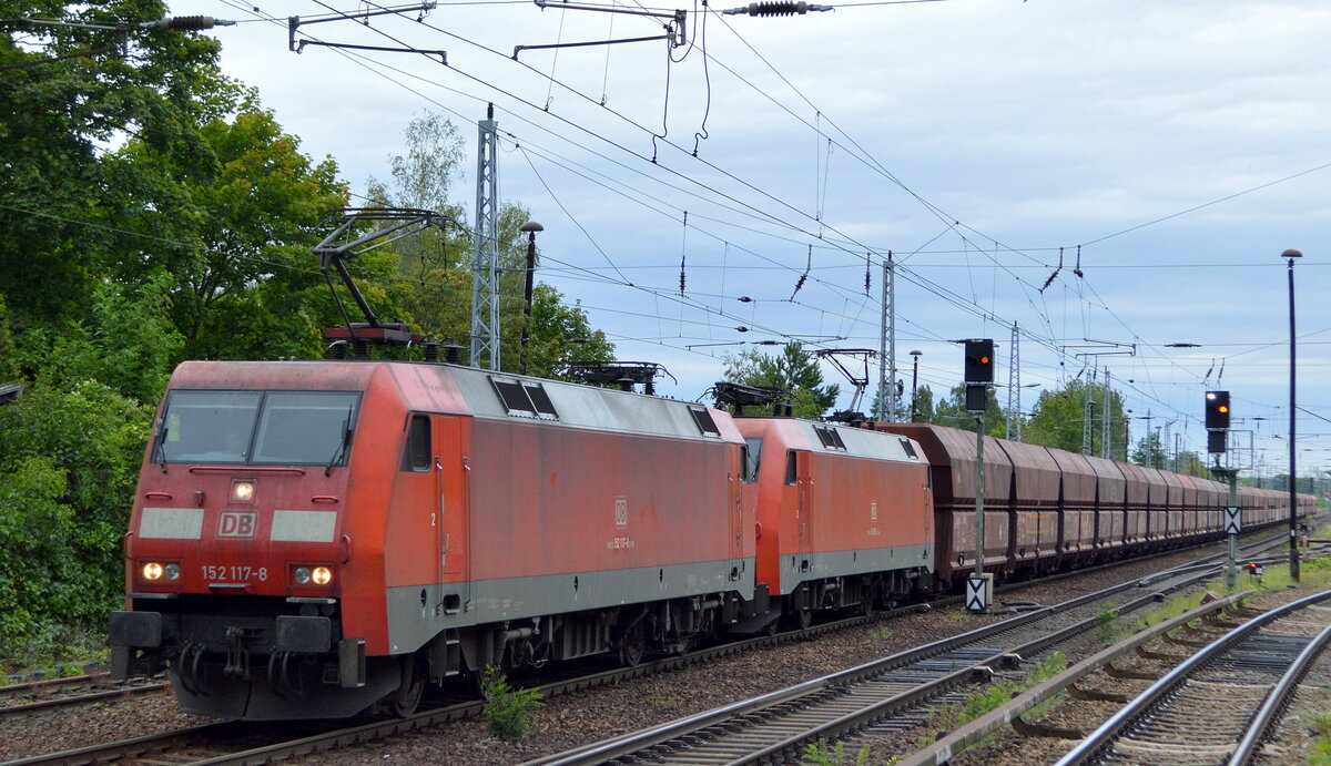 DB Cargo AG (D) mit der Doppeltraktion  152 117-8  (NVR:  91 80 6 152 117-8 D-DB ) +  152 007-1  (NVR:  91 80 6 152 007-1 D-DB ) mit dem Erzzug aus Hamburg der auch bei Streik nach Ziltendorf EKO täglich gebracht werden muss, 23.08.21 Berlin Hirschgarten. 