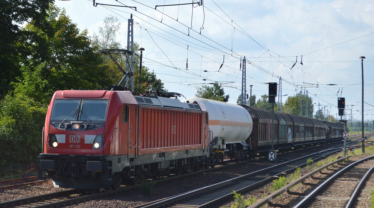 DB Cargo AG [D] mit  187 132  [NVR-Nummer: 91 80 6187 132-6 D-DB] und gemischtem Güterzug am 10.09.21 Berlin Hirschgarten.