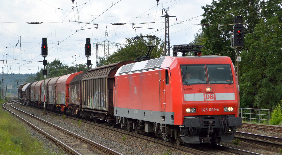DB Cargo AG [D] mit  145 001-4  [NVR-Nummer: 91 80 6145 001-4 D-DB] und gemischtem Güterzug am 31.08.21 Bf. Saarmund.