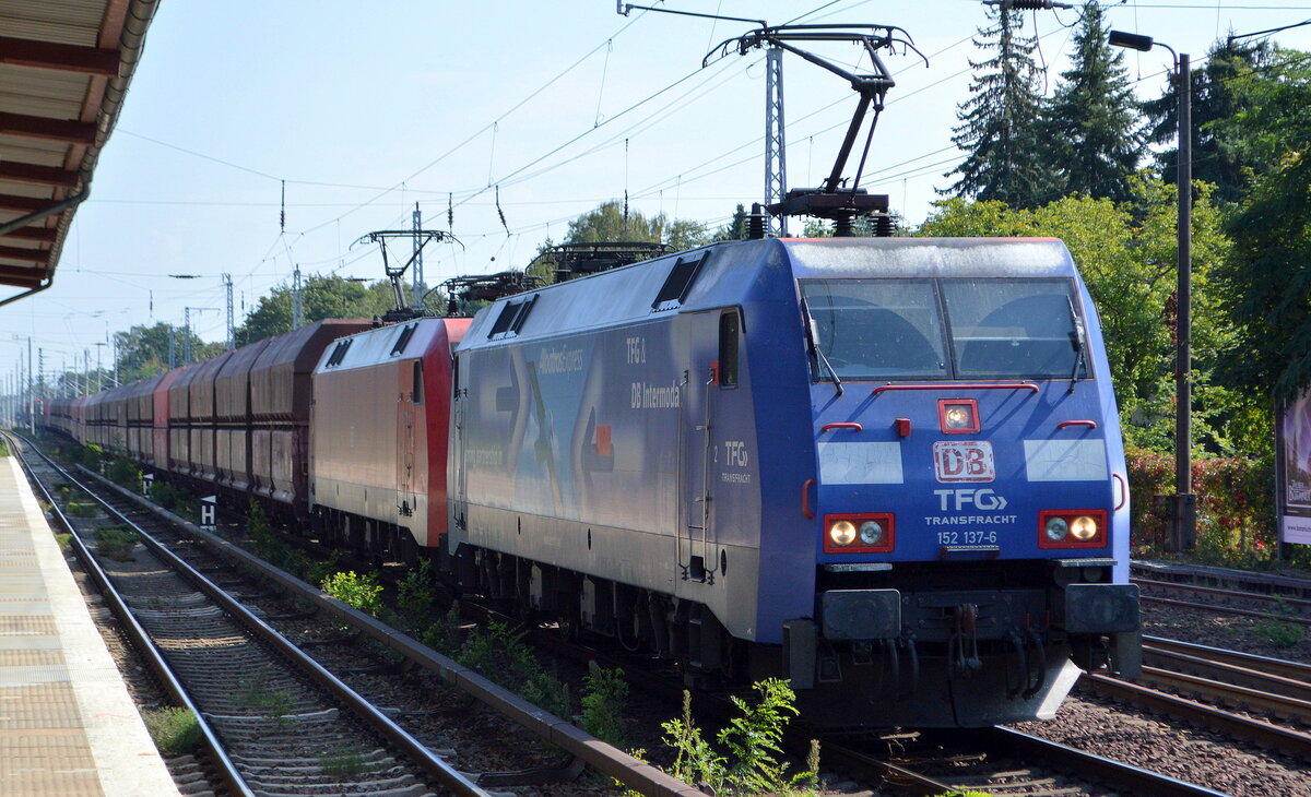 DB Cargo AG [D] mit der Doppeltraktion  152 137-6  [NVR-Nummer: 91 80 6152 137-6 D-DB] +  152 139-2  [NVR-Nummer: 91 80 6152 139-2 D-DB] und Erzzug (leer) Richtung Hamburg am 10.09.21 Berlin Hirschgarten.