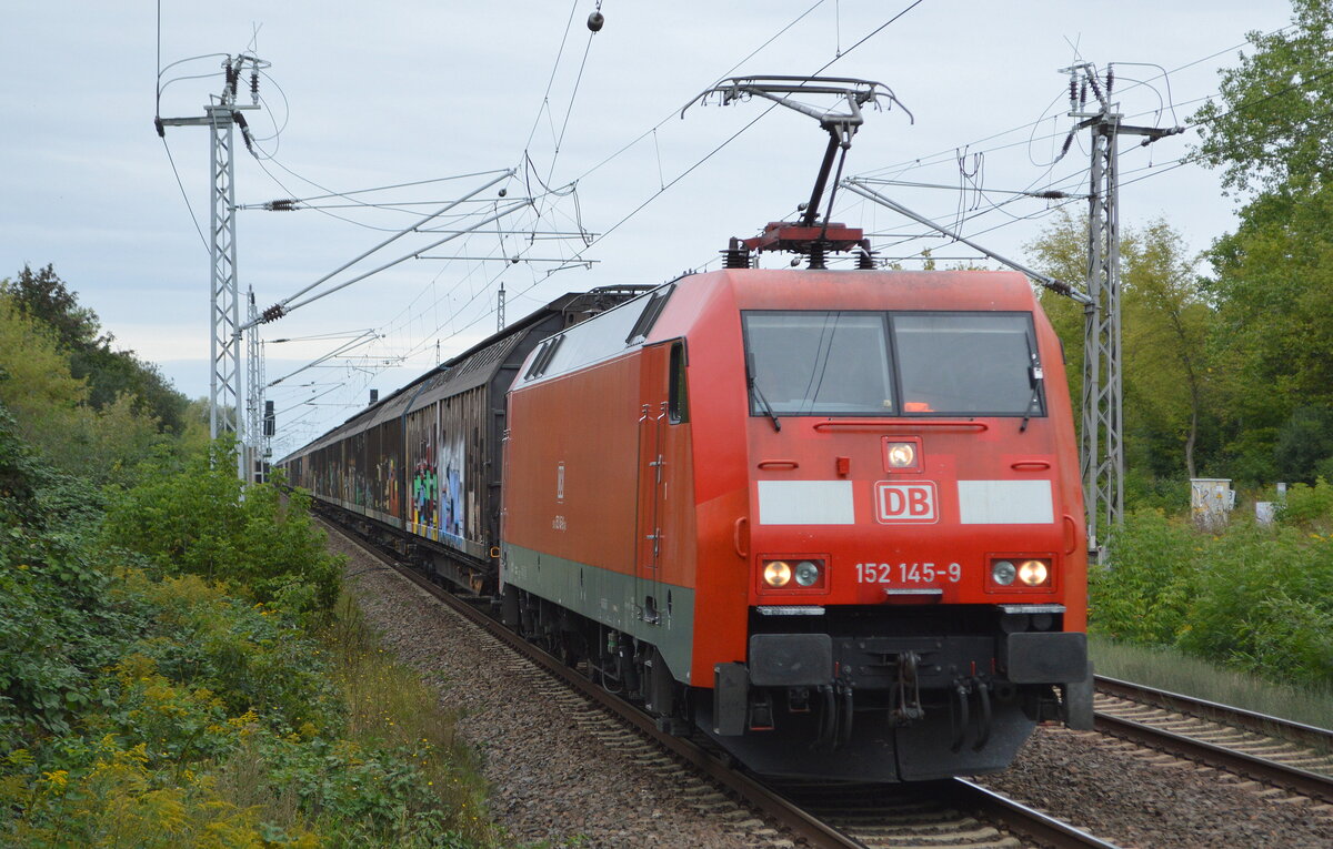 DB Cargo AG [D] mit  152 145-9  [NVR-Nummer: 91 80 6152 145-9 D-DB) und einem Ganzzug Schiebewandwagen am 21.09.21Durchfahrt Bf. Berlin Hohenschönhausen.