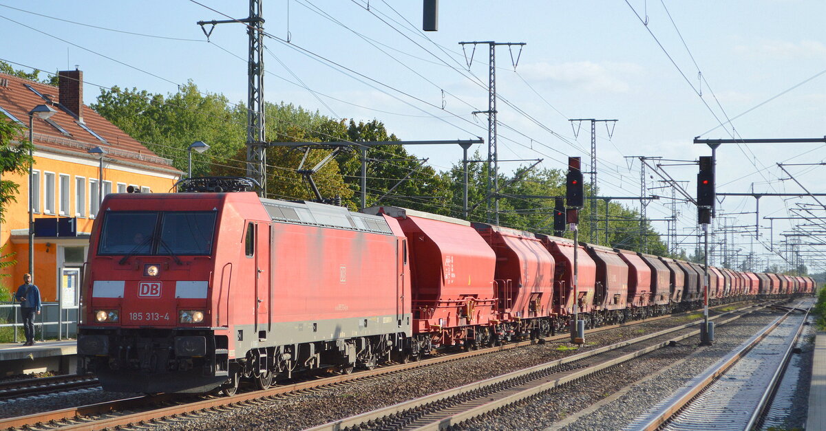 DB Cargo AG [D] mit  185 313-4  [NVR-Nummer: 91 80 6185 313-4 D-DB] und einem Ganzzug Schüttgutwagen mit Schwenkdach am 22.09.21 Durchfahrt Bf. Golm (Potsdam).