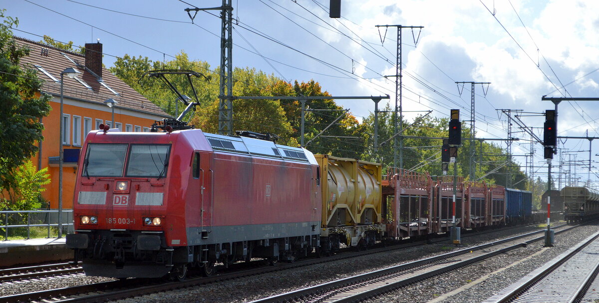 DB Cargo AG [D] mit  185 003-1  [NVR-Nummer: 91 80 6185 003-1 D-DB] und gemischtem Güterzug am 12.10.21 Durchfahrt Bf. Golm (Potsdam).