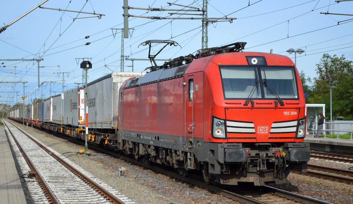DB Cargo AG [D] mit  193 304  [NVR-Nummer: 91 80 6193 304-3 D-DB] und KLV-Zug am 18.10.21 Durchfahrt Bf. Golm (Potsdam).