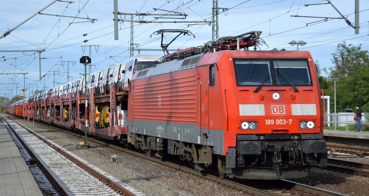 DB Cargo AG [D] mit  189 003-7  [NVR-Nummer: 91 80 6189 003-7 D-DB] und VW-Nutzfahrzeuge Transportzug am 18.10.21 Durchfahrt Bf. Golm (Potsdam).