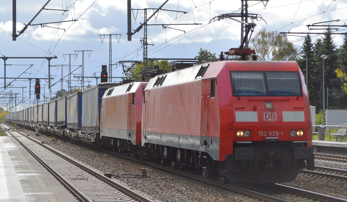 DB Cargo AG [D] mit der Doppeltraktion  152 026-1  [NVR-Nummer: 91 80 6152 026-1 D-DB] +  152 154-1  [NVR-Nummer: 91 80 6152 154-1 D-DB] und KLV-Zug am 16.10.21 Durchfahrt Bf. Golm (Potsdam).