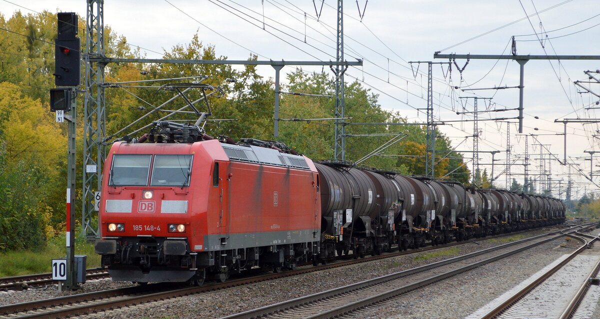 DB Cargo AG [D] mit  185 148-4  [NVR-Nummer: 91 80 6185 148-4 D-DB] und Kesselwagenzug Richtung Stendell am 19.10.21 Durchfahrt Bf. Golm (Potsdam).