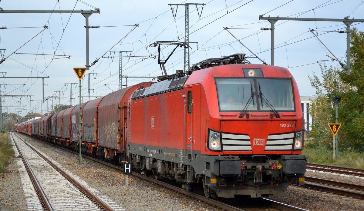 DB Cargo AG [D] mit  193 373  [NVR-Nummer: 91 80 6193 373-8 D-DB] und einem gemischten Güterzug am 25.10.21 Durchfahrt Bf. Golm (Potsdam).