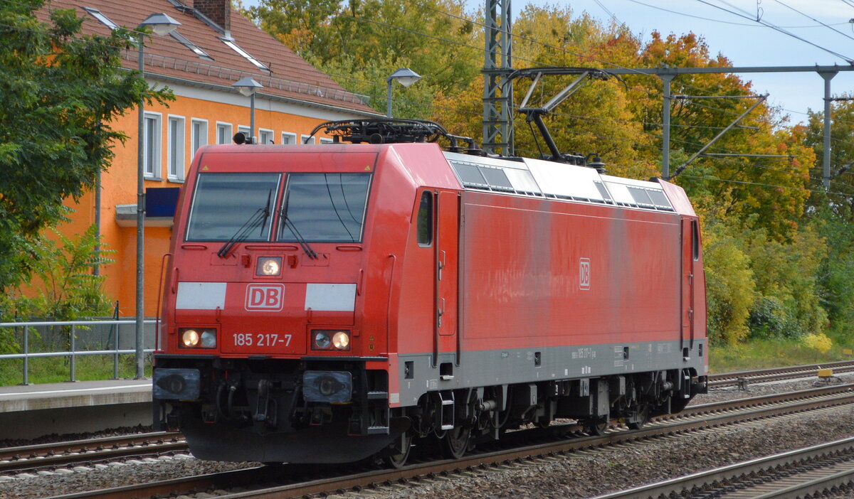 DB Cargo AG [D] mit  185 217-7  [NVR-Nummer: 91 80 6185 217-7 D-DB] am 20.10.21 Durchfahrt Bf. Golm (Potsdam).