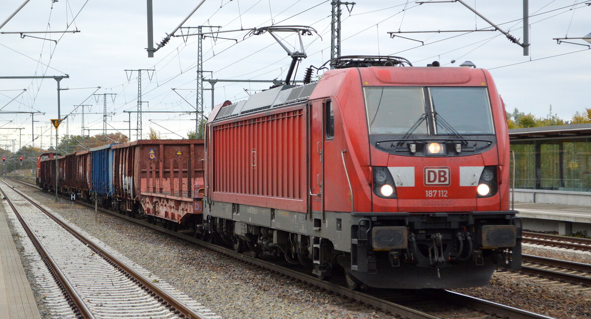DB Cargo AG [D] mit  187 112  [NVR-Nummer: 91 80 6187 112-8 D-DB] und einigen gemischten Güterwagen und  298 312-0  hinten dran am 27.10.21 Durchfahrt Bf. Golm (Potsdam). 
 